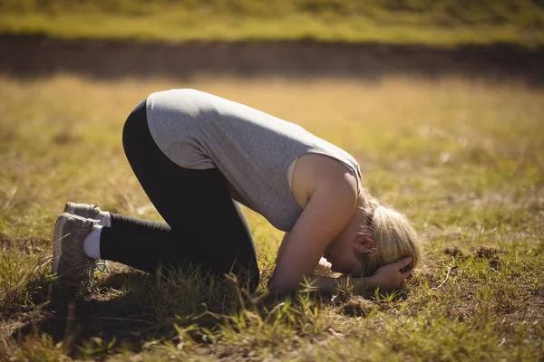 Mulher relaxante na grama durante o exercício — Fotografia de Stock