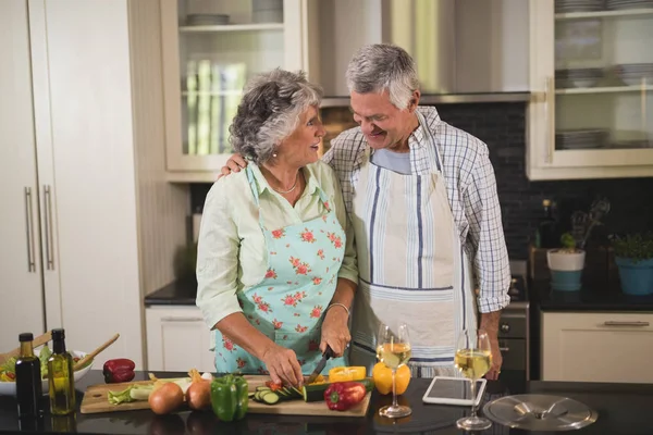 Pareja preparando comida en la cocina — Foto de Stock