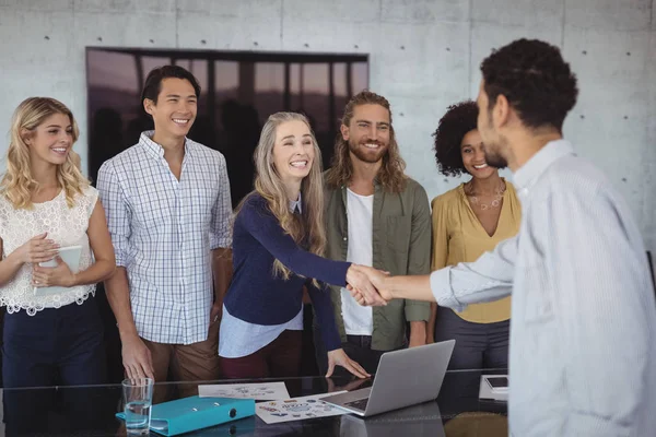 Geschäftsleute schütteln Hände — Stockfoto