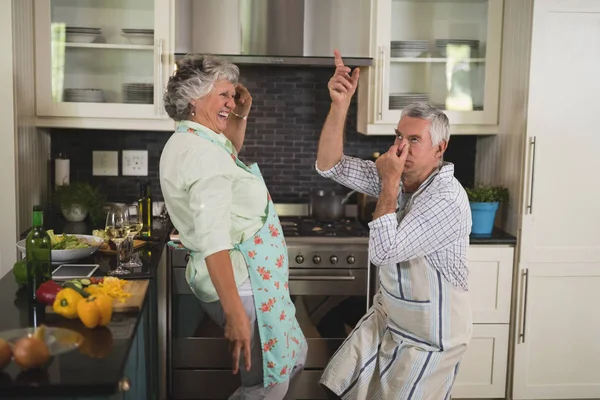 Pareja pasar tiempo libre en la cocina —  Fotos de Stock