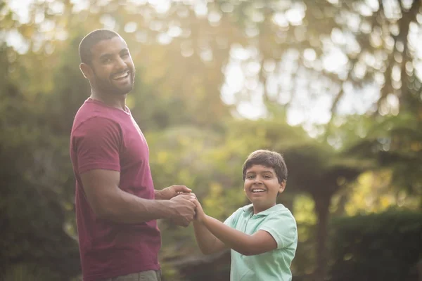 Padre e hijo jugando en el parque —  Fotos de Stock