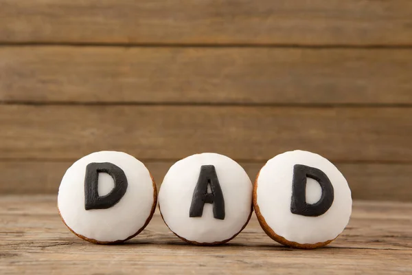 Biscoitos brancos com texto do pai na tabela — Fotografia de Stock