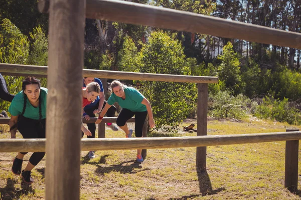 Mulheres treinando em trilha fitness — Fotografia de Stock