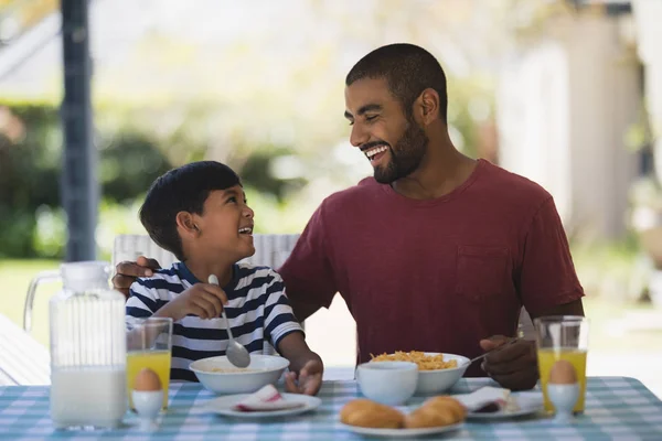 Hombre feliz con hijo desayunando —  Fotos de Stock