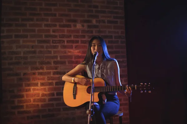 Singer with guitar performing in nightclub — Stock Photo, Image