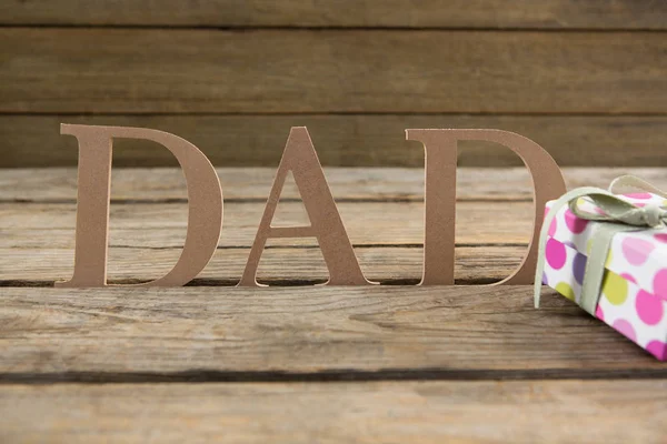 Testo papà con regali in tavola — Foto Stock