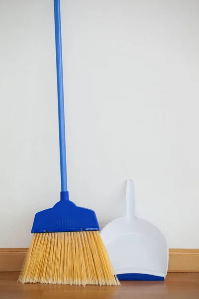 Dustpan e spazzare scopa — Foto Stock