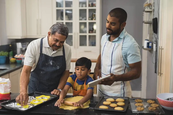 Familia multigeneracional que prepara alimentos en la cocina —  Fotos de Stock