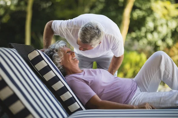 Mannen böjd över leende kvinna — Stockfoto