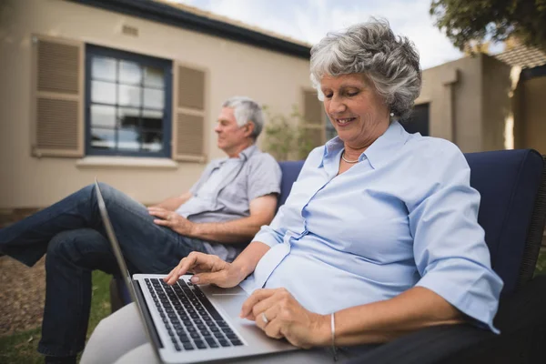 Mulher usando laptop — Fotografia de Stock