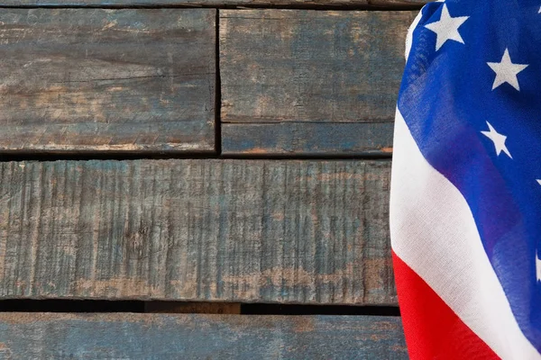 Drapeau américain sur une table en bois — Photo