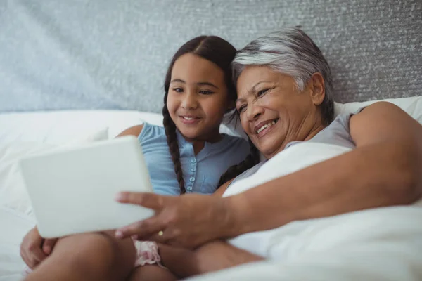 Бабуся і онука використовують планшет — стокове фото