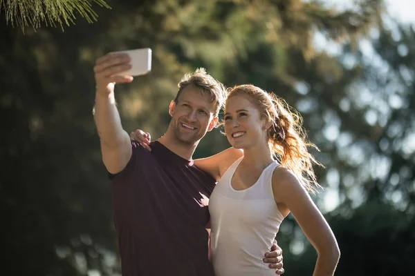 Paar macht Selfie an sonnigem Tag auf Bauernhof — Stockfoto