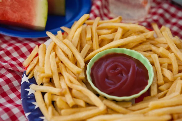 접시에 케 찹과 감자 튀김 — 스톡 사진