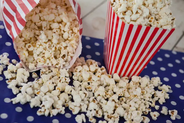 Popcorn auf Holztisch verstreut — Stockfoto