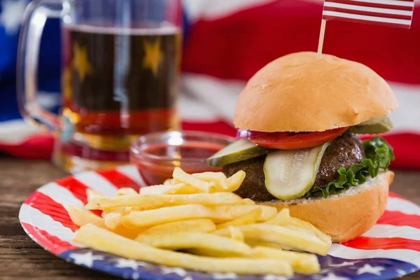 Hamburguesa sobre mesa de madera con tema del 4 de julio — Foto de Stock