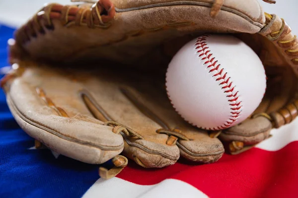 Baseball et gants sur un drapeau américain — Photo