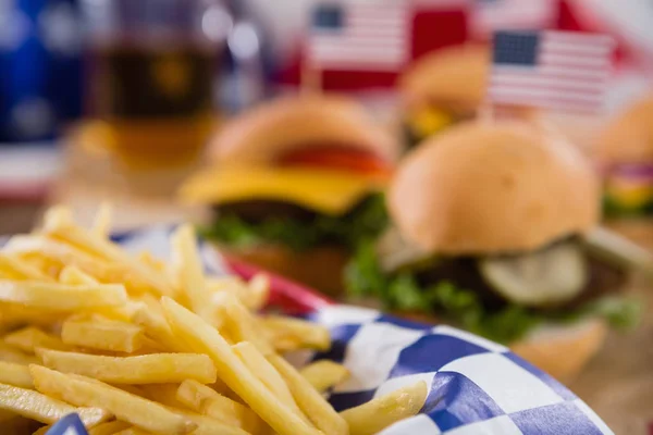 Pommes frites i korg — Stockfoto