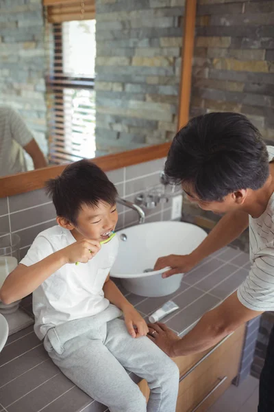 他刷牙和父亲的儿子 — 图库照片