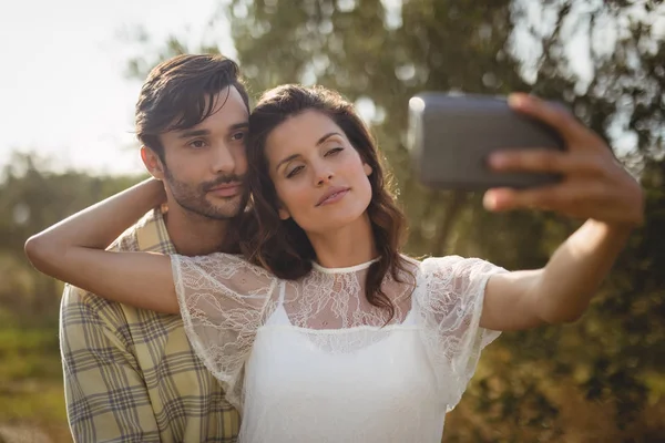 Žena pořizování selfie s mužem — Stock fotografie