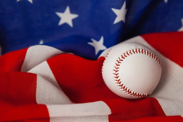 Honkbal op de Amerikaanse vlag — Stockfoto