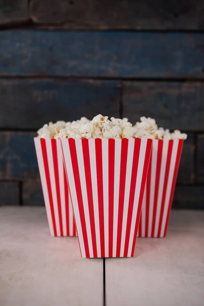 Popcorn auf Holztisch arrangiert — Stockfoto