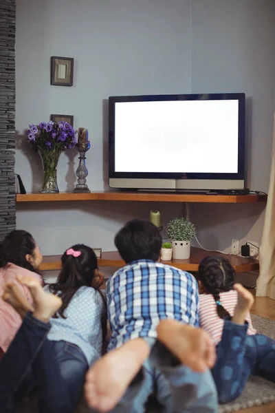 Familia viendo televisión juntos —  Fotos de Stock