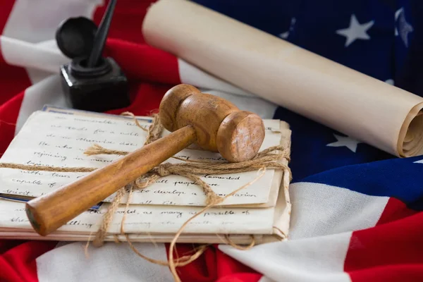 小槌とアメリカ国旗の法律文書 — ストック写真