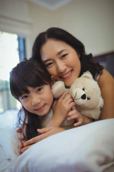 Mãe e filha relaxando na cama — Fotografia de Stock