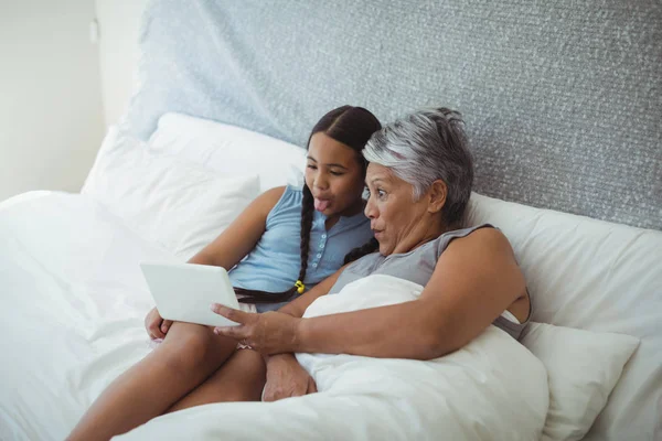 Abuela y nieta usando tableta — Foto de Stock