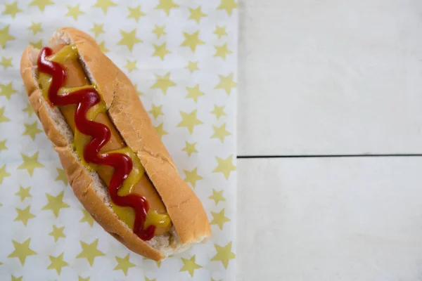 Bandeira americana e cachorro-quente na mesa — Fotografia de Stock