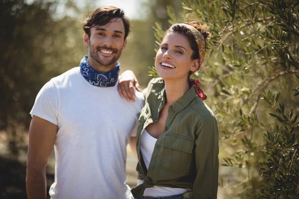 Couple joyeux debout près des arbres à la ferme — Photo