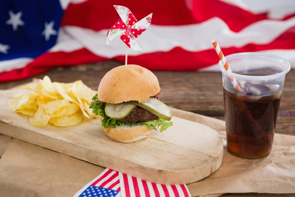 Burger e bevande fredde su tavola di legno — Foto Stock