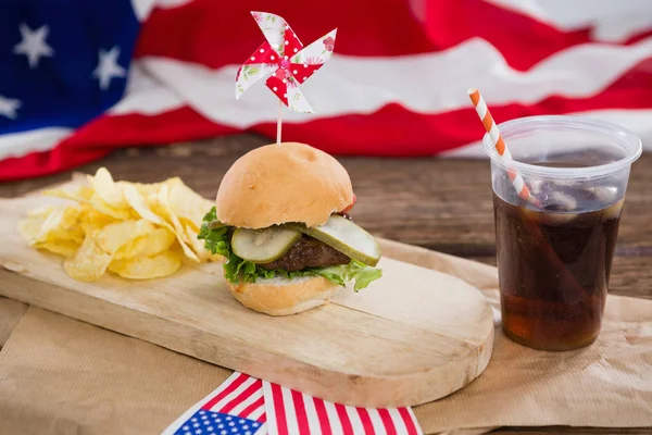 Hamburguesa y bebida fría sobre tabla de madera — Foto de Stock