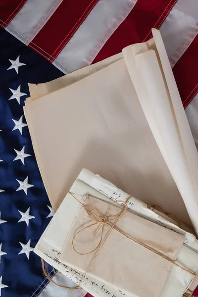 Rechtsdokumente auf amerikanischer Flagge arrangiert — Stockfoto