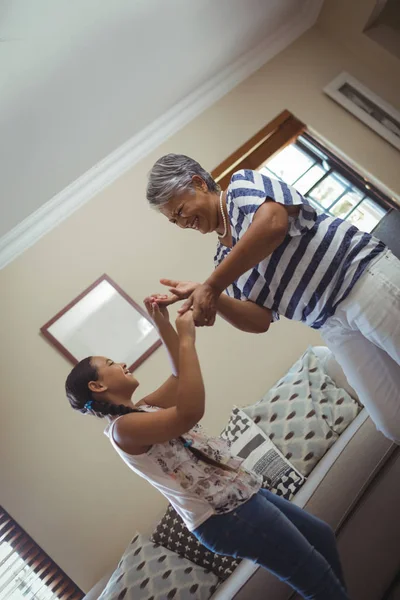 Abuela y nieta divirtiéndose — Foto de Stock