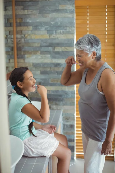 Бабушка и внучка чистят зубы — стоковое фото
