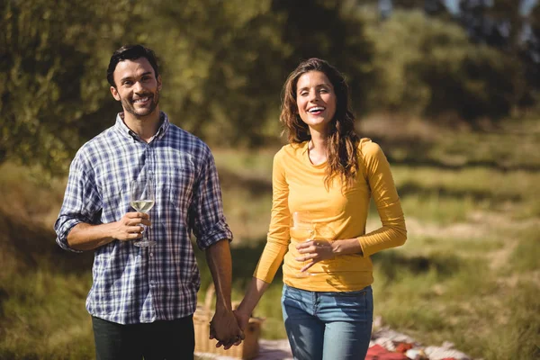 Ζευγάρι εκμετάλλευση wineglasses στο αγρόκτημα — Φωτογραφία Αρχείου