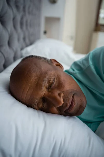 Homme âgé dormant sur le lit — Photo