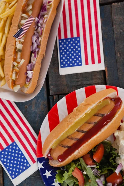 Hot dogs and American flag — Stock Photo, Image