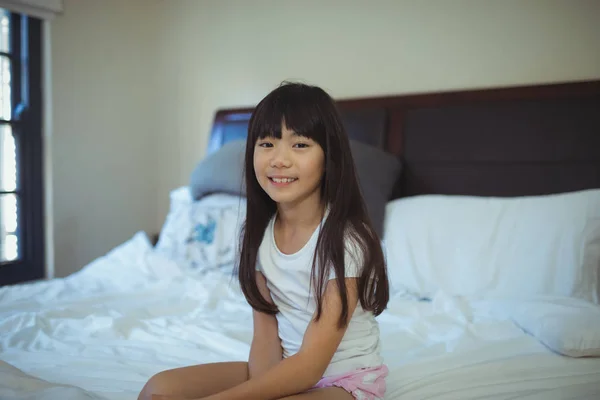 Fata așezat pe pat în camera de pat — Fotografie, imagine de stoc