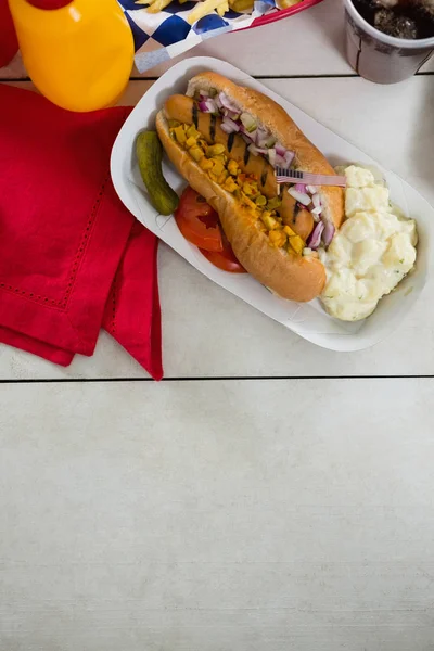 Bandiera americana e hot dog sul tavolo di legno — Foto Stock