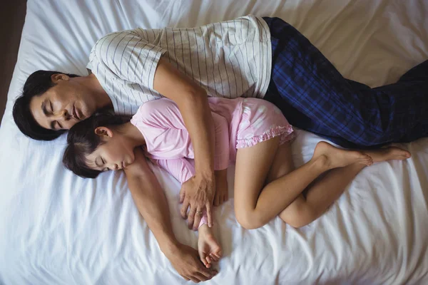 Father and daughter sleeping together — Stock Photo, Image