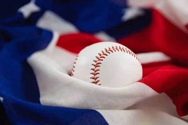 Honkbal op een Amerikaanse vlag — Stockfoto