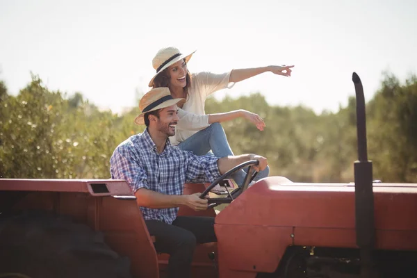 Mujer alegre haciendo un gesto lejos — Foto de Stock