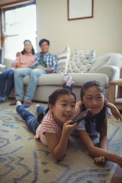 Rodzina ogląda razem telewizję — Zdjęcie stockowe