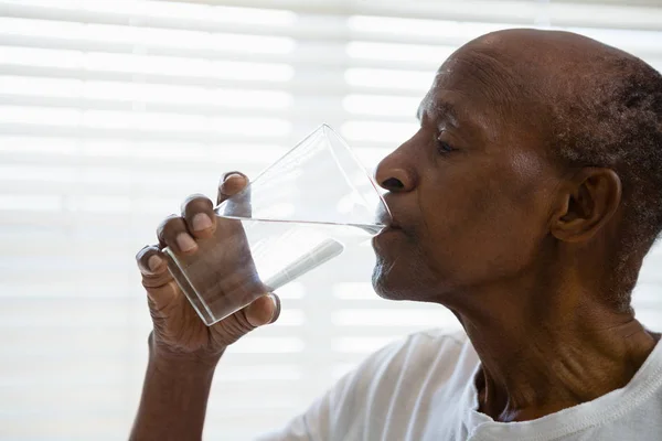 물을 마시는 노인 — 스톡 사진