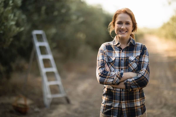 Lachende vrouw staande op boerderij — Stockfoto
