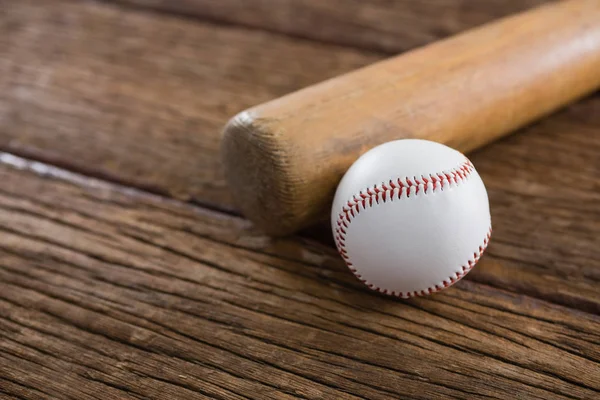 Baseballschläger und Ball auf Holztisch — Stockfoto