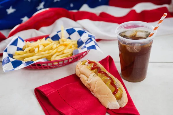 Amerikanska flaggan och varmkorv på träbord — Stockfoto